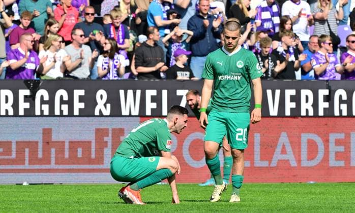 07 04 2024 Soccer Season 2023 2024 2 Soccer Bundesliga 28 Matchday VfL Osnabrück SpVgg Greuther Fürth Kleeblatt Sportfoto Zink MeZi xmexzix DFL regulations prohibit any use of photographs as image sequences and or quasi video only for editorial use Branimir Hrgota 10 SpVgg Greuther Fürth Leander Popp 20, SpVgg Greuther Fürth disappointed Disappointment after the end of the match