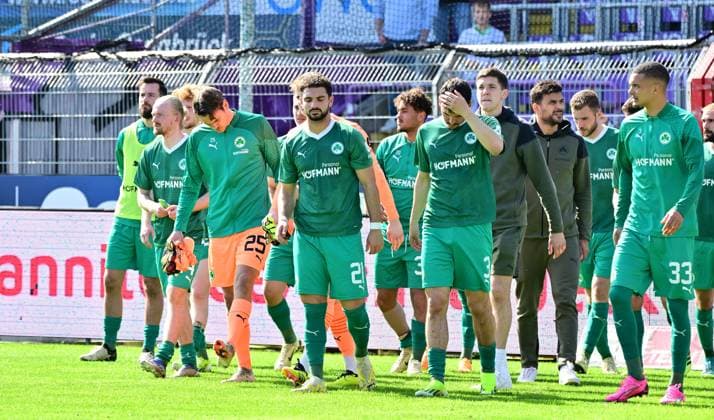 07 04 2024 Soccer Season 2023 2024 2 Soccer Bundesliga 28 Matchday VfL Osnabrück SpVgg Greuther Fürth Kleeblatt Sportfoto Zink MeZi xmexzix DFL regulations prohibit any use of photographs as image sequences and or quasi video only for editorial use Jomaine Consbruch 14, SpVgg Greuther Fürth Leon Schaffran 25, SpVgg Greuther Fürth Kerim Calhanoglu 21, SpVgg Greuther Fürth Oualid Mhamdi 3, SpVgg Greuther Fürth Damian Michalski 4, SpVgg Greuther Fürth Oussama Haddadi 5, SpVgg Greuther Fürth Maximilian Solomon Dietz 33, SpVgg Greuther Fürth disappointed Disappointment after the end of the match
