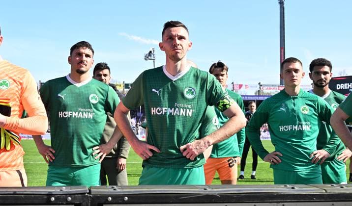 07 04 2024 Soccer Season 2023 2024 2 Soccer Bundesliga 28 Matchday VfL Osnabrück SpVgg Greuther Fürth Kleeblatt Sportfoto Zink xwoxzix DFL regulations prohibit any use of photographs as image sequences and or quasi video only for editorial use Mannschaft Team Fürth disappointed disappointment after end of match in front of Kleeblattfans Fans Fanblock Oualid Mhamdi 3, SpVgg Greuther Fürth Branimir Hrgota 10 SpVgg Greuther Fürth