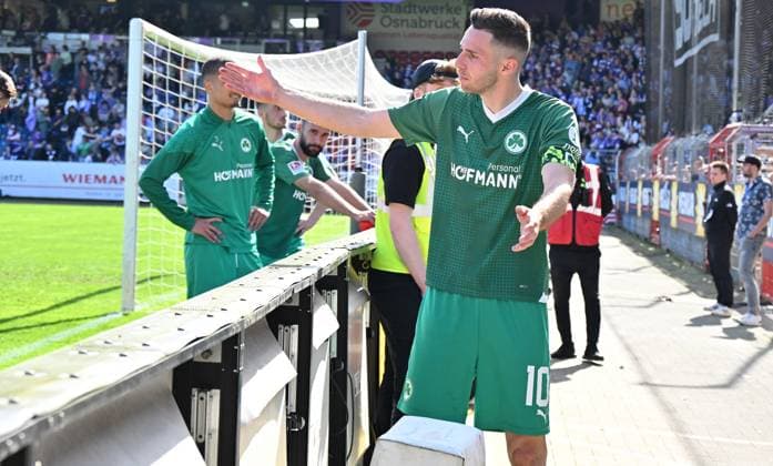 07 04 2024 Soccer Season 2023 2024 2 Soccer Bundesliga 28 Matchday VfL Osnabrück SpVgg Greuther Fürth Kleeblatt Sportfoto Zink xwoxzix DFL regulations prohibit any use of photographs as image sequences and or quasi video only for editorial use Branimir Hrgota 10 SpVgg Greuther Fürth goes to fans Fanblock after end of match sends team Team away