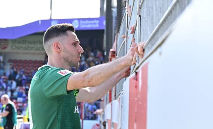 07 04 2024 Soccer Season 2023 2024 2 Soccer Bundesliga 28 Matchday VfL Osnabrück SpVgg Greuther Fürth Kleeblatt Sportfoto Zink xwoxzix DFL regulations prohibit any use of photographs as image sequences and or quasi video only for editorial use Branimir Hrgota 10 SpVgg Greuther Fürth at Kleeblattfans Fans Fanblock after the end of the match