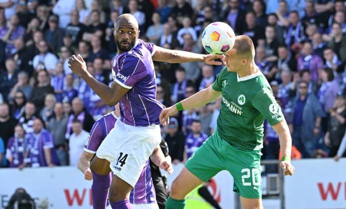 07 04 2024 Soccer Season 2023 2024 2 Soccer Bundesliga 28 Matchday VfL Osnabrück SpVgg Greuther Fürth Kleeblatt Sportfoto Zink xwoxzix DFL regulations prohibit any use of photographs as image sequences and or quasi video only for editorial use Oumar Diakhite 14, VfL Osnabrück in header duel with Leander Popp 20, SpVgg Greuther Fürth