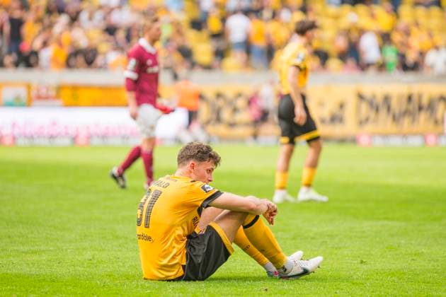Sport Themen der Woche KW14 Sport Bilder des Tages 07.04.2024, xomx, Fussball 3.Liga, Dynamo Dresden - 1.FC Saarbrücken emspor, v.l. Das Spiel ist aus. Jubel und Trauer. Jakob Lewald (Dynamo Dresden), Kevin Broll (Dynamo Dresden), Jonathan Meier (Dynamo Dresden) (DFL DFB REGULATIONS PROHIBIT ANY USE OF PHOTOGRAPHS as IMAGE SEQUENCES and or QUASI-VIDEO) Dresden *** 07 04 2024, xomx, Fußball 3 Liga, Dynamo Dresden 1 FC Saarbrücken emspor, v l Das Spiel ist aus Jubel und Trauer Jakob Lewald Dynamo Dresden , Kevin Broll Dynamo Dresden , Jonathan Meier Dynamo Dresden DFL DFB REGULATIONS PROHIBIT ANY USE OF PHOTOGRAPHS as IMAGE SEQUENCES and or QUASI VIDEO Dresden