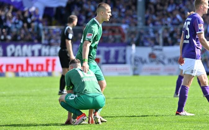 07 04 2024 Soccer Season 2023 2024 2 Soccer Bundesliga 28 Matchday VfL Osnabrück SpVgg Greuther Fürth Kleeblatt Sportfoto Zink xwoxzix DFL regulations prohibit any use of photographs as image sequences and or quasi video only for editorial use Branimir Hrgota 10 SpVgg Greuther Fürth Leander Popp 20, SpVgg Greuther Fürth disappointed Disappointment after the end of the match