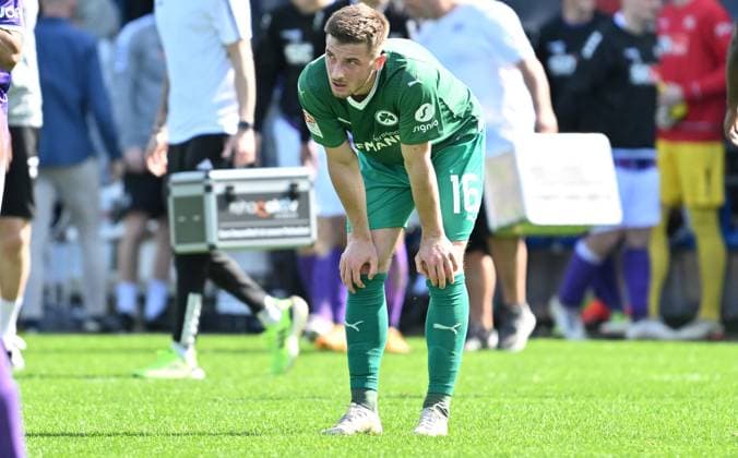 07 04 2024 Soccer Season 2023 2024 2 Soccer Bundesliga 28 Matchday VfL Osnabrück SpVgg Greuther Fürth Kleeblatt Sportfoto Zink xwoxzix DFL regulations prohibit any use of photographs as image sequences and or quasi video only for editorial use Lukas Petkov 16, SpVgg Greuther Fürth disappointed Disappointment after the end of the match