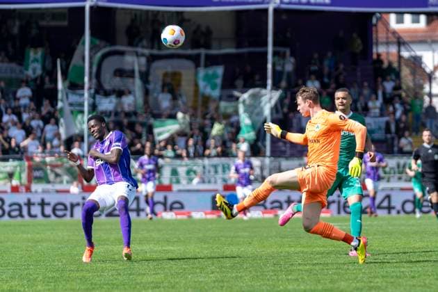 Jonas Urbig SpVgg Greuther Fuerth, 40 GER, VfL Osnabrueck vs SpVgg Greuther Fuerth, Football, 2 Bundesliga, Matchday 28, Season 2023 2024, 07 04 2024 DFL REGULATES PROHIBIT ANY USE OF PHOTOGRAPHS AS IMAGE SEQUENCES AND OR QUASI VIDEO VfL Osnabrueck vs SpVgg Greuther Fuerth, Football, 2 Bundesliga, Matchday 28, Season 2023 2024, 07 04 2024 Osnabrueck Copyright: xEibner-Pressefoto FabioxDeinertx EP_FDT