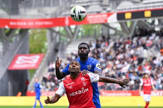 Sergio AKIEME ( 18 - Reims ) and Jeremie BOGA ( 7 - Nice ) during the Ligue 1 match between Stade de Reims and OGC Nice at Stade Auguste Delaune on April 07, 2024 in Reims, France. ( Photo by federico pestellini panoramic ) - FOOTBALL : Reims vs Nice - Ligue 1 - 07 04 2024 FedericoPestellini Panoramic 