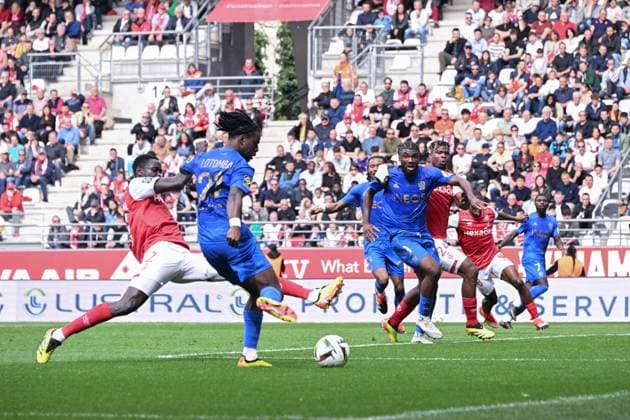 Jordan LOTOMBA ( 23 - Nice ) and Terem MOFFI ( 9 - Nice ) during the Ligue 1 match between Stade de Reims and OGC Nice at Stade Auguste Delaune on April 07, 2024 in Reims, France. ( Photo by federico pestellini panoramic ) - FOOTBALL : Reims vs Nice - Ligue 1 - 07 04 2024 FedericoPestellini Panoramic 