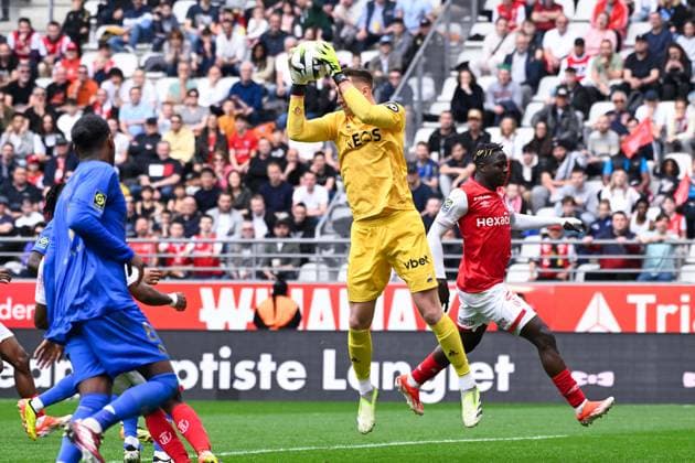 Marcin BULKA ( 1 - Nice ) during the Ligue 1 match between Stade de Reims and OGC Nice at Stade Auguste Delaune on April 07, 2024 in Reims, France. ( Photo by federico pestellini panoramic ) - FOOTBALL : Reims vs Nice - Ligue 1 - 07 04 2024 FedericoPestellini Panoramic 