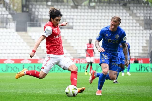 Junya ITO ( 7 - Reims ) and Melvin BARD ( 26 - Nice ) during the Ligue 1 match between Stade de Reims and OGC Nice at Stade Auguste Delaune on April 07, 2024 in Reims, France. ( Photo by federico pestellini panoramic ) - FOOTBALL : Reims vs Nice - Ligue 1 - 07 04 2024 FedericoPestellini Panoramic 