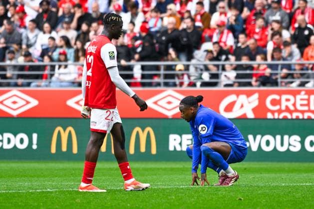 Oumar Diakite ( 22 - Reims ) and Pablo Paulino Rosario ( 8 - Nice ) look dejected following the Ligue 1 match between Stade de Reims and OGC Nice at Stade Auguste Delaune on April 07, 2024 in Reims, France. ( Photo by federico pestellini panoramic ) - FOOTBALL : Reims vs Nice - Ligue 1 - 07 04 2024 FedericoPestellini Panoramic 