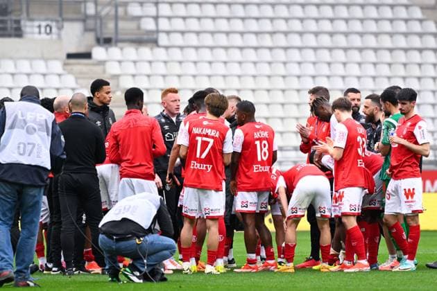 Will Still ( coach Reims ) talks with Reims players following the Ligue 1 match between Stade de Reims and OGC Nice at Stade Auguste Delaune on April 07, 2024 in Reims, France. ( Photo by federico pestellini panoramic ) - FOOTBALL : Reims vs Nice - Ligue 1 - 07 04 2024 FedericoPestellini Panoramic 