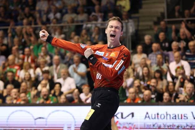 07 04 2024, xgox, Handball Liqui Moly Hbl, SC Magdeburg TVB Stuttgart emspor, v l Nikola Portner Magdeburg, 80 cheers over held ball, defended, held, Torhueter Magdeburg