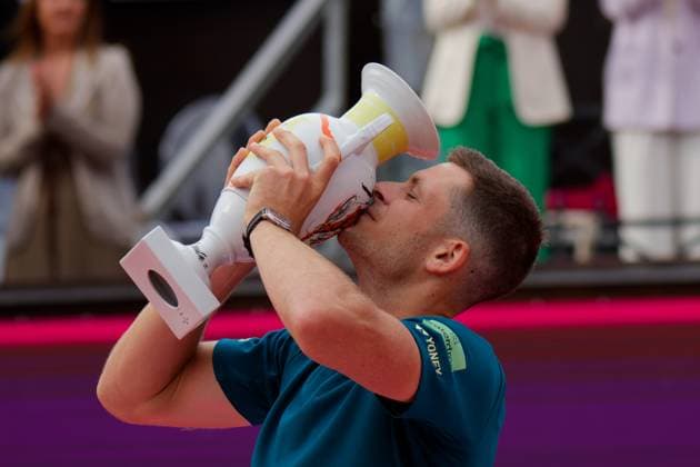 Estoril, Portugal, April 07 2024: Hubert Hurkacz (Poland) with the trophy after winning the Millennium Estoril Open Final between Pedro Martinez (Spain) and Hubert Hurkacz (Poland) at Clube de Tenis do Estoril in Estoril, Portugal. (Pedro Porru SPP) Copyright: xPedroxPorrux xSPPx spp-en-PePoSp-4F8A5180