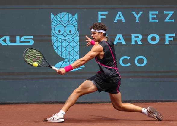 HOUSTON, TX - APRIL 07: Ben Shelton (USA) hits the return during the singles final match of the US Clay Court Championships on April 7, 2024 at River Oaks Country Club in Houston, Texas. (Photo by Leslie Plaza Johnson Icon Sportswire) TENNIS: APR 07 US Clay Court Championships EDITORIAL USE ONLY Icon240407001