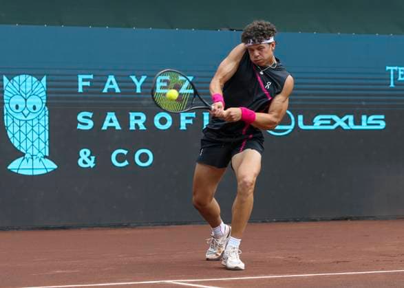 HOUSTON, TX - APRIL 07: Ben Shelton (USA) hits the return during the singles final match of the US Clay Court Championships on April 7, 2024 at River Oaks Country Club in Houston, Texas. (Photo by Leslie Plaza Johnson Icon Sportswire) TENNIS: APR 07 US Clay Court Championships EDITORIAL USE ONLY Icon240407006