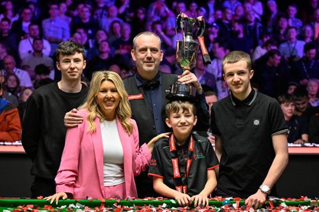 Bilder des Jahres 2024, Sport 04 April Sport Themen der Woche KW14 Sport Bilder des Tages Johnstone™s Paint Tour Championship Final Mark Williams celebrates his Johnstone™s Paint Tour Championship win with his family, during the Johnstone™s Paint Tour Championship Final at Manchester Central, Manchester, United Kingdom, 7th April 2024 (Photo by Cody Froggatt News Images) Manchester Manchester Central Greater Manchester United, ManU Kingdom Copyright: xCodyxFroggatt NewsxImagesx