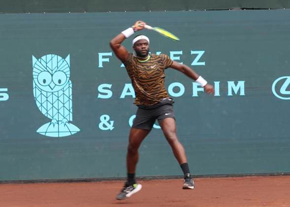 HOUSTON, TX - APRIL 07: Frances Tiafoe (USA) watches his return during the singles final match of the US Clay Court Championships on April 7, 2024 at River Oaks Country Club in Houston, Texas. (Photo by Leslie Plaza Johnson Icon Sportswire) TENNIS: APR 07 US Clay Court Championships EDITORIAL USE ONLY Icon240407018