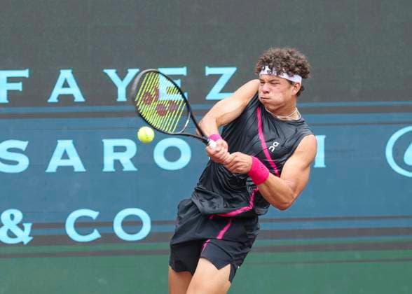 HOUSTON, TX - APRIL 07: Ben Shelton (USA) hits the return during the singles final match of the US Clay Court Championships on April 7, 2024 at River Oaks Country Club in Houston, Texas. (Photo by Leslie Plaza Johnson Icon Sportswire) TENNIS: APR 07 US Clay Court Championships EDITORIAL USE ONLY Icon240407027