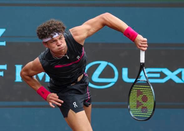 HOUSTON, TX - APRIL 07: Ben Shelton (USA) watches his return during the singles final match of the US Clay Court Championships on April 7, 2024 at River Oaks Country Club in Houston, Texas. (Photo by Leslie Plaza Johnson Icon Sportswire) TENNIS: APR 07 US Clay Court Championships EDITORIAL USE ONLY Icon240407028