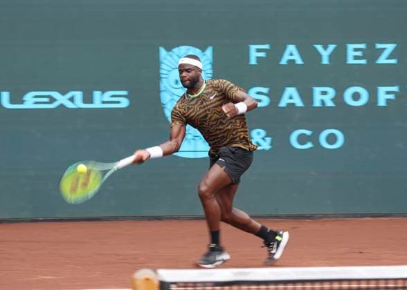 HOUSTON, TX - APRIL 07: Frances Tiafoe (USA) hits the return during the singles final match of the US Clay Court Championships on April 7, 2024 at River Oaks Country Club in Houston, Texas. (Photo by Leslie Plaza Johnson Icon Sportswire) TENNIS: APR 07 US Clay Court Championships EDITORIAL USE ONLY Icon240407032
