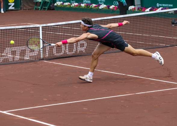 HOUSTON, TX - APRIL 07: Ben Shelton (USA) stretches to hit the return during the singles final match of the US Clay Court Championships on April 7, 2024 at River Oaks Country Club in Houston, Texas. (Photo by Leslie Plaza Johnson Icon Sportswire) TENNIS: APR 07 US Clay Court Championships EDITORIAL USE ONLY Icon240407034