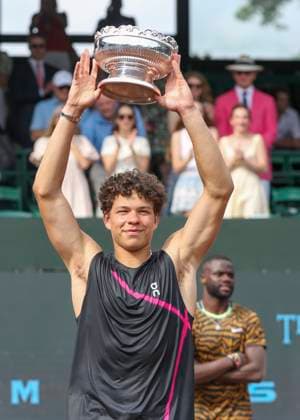 HOUSTON, TX - APRIL 07: Ben Shelton (USA) holds up the winner™s trophy during the singles final match of the US Clay Court Championships on April 7, 2024 at River Oaks Country Club in Houston, Texas. (Photo by Leslie Plaza Johnson Icon Sportswire) TENNIS: APR 07 US Clay Court Championships EDITORIAL USE ONLY Icon240407040