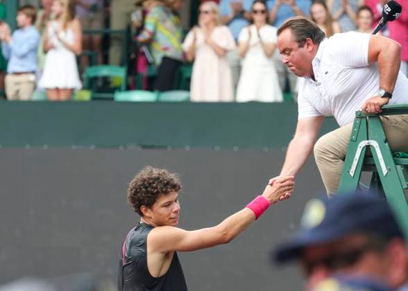 HOUSTON, TX - APRIL 07: Ben Shelton (USA) shakes hands with referee Zsolt Beta after wining the tournament during the singles final match of the US Clay Court Championships on April 7, 2024 at River Oaks Country Club in Houston, Texas. (Photo by Leslie Plaza Johnson Icon Sportswire) TENNIS: APR 07 US Clay Court Championships EDITORIAL USE ONLY Icon240407046