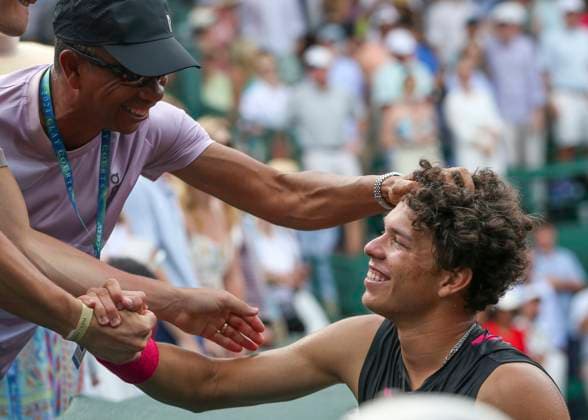 HOUSTON, TX - APRIL 07: Ben Shelton (USA) is congratulated by his father, former tournament winner Bryan Shelton, during the singles final match of the US Clay Court Championships on April 7, 2024 at River Oaks Country Club in Houston, Texas. (Photo by Leslie Plaza Johnson Icon Sportswire) TENNIS: APR 07 US Clay Court Championships EDITORIAL USE ONLY Icon240407057