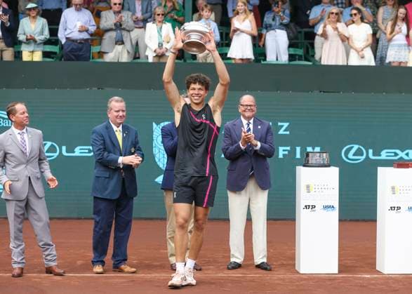 HOUSTON, TX - APRIL 07: Ben Shelton (USA) holds up the winner™s trophy during the singles final match of the US Clay Court Championships on April 7, 2024 at River Oaks Country Club in Houston, Texas. (Photo by Leslie Plaza Johnson Icon Sportswire) TENNIS: APR 07 US Clay Court Championships EDITORIAL USE ONLY Icon240407066