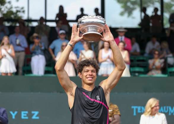 HOUSTON, TX - APRIL 07: Ben Shelton (USA) holds up the winner™s trophy during the singles final match of the US Clay Court Championships on April 7, 2024 at River Oaks Country Club in Houston, Texas. (Photo by Leslie Plaza Johnson Icon Sportswire) TENNIS: APR 07 US Clay Court Championships EDITORIAL USE ONLY Icon240407069