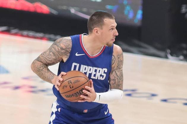 LOS ANGELES, CA - APRIL 5: LA Clippers center Daniel Theis (10) holds the ball during the Utah Jazz vs LA Clippers game on April 05, 2024, at Crypto.com Arena in Los Angeles, CA. (Photo by Jevone Moore Icon Sportswire) NBA, Basketball Herren, USA APR 05 Jazz at Clippers EDITORIAL USE ONLY Icon2404051093