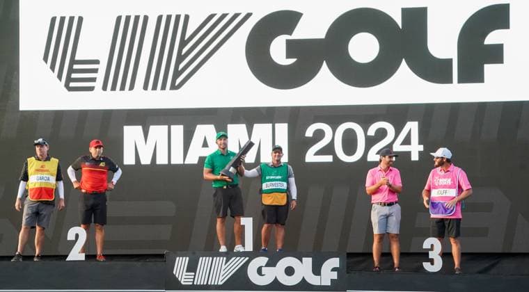 April 7, 2024, Doral, Florida, USA: Dean Burmester and caddie Jason Reynolds (C) of Stinger hold the trophy after winning the individual event after the final round of LIV Golf Miami at Trump National Doral. Doral USA - ZUMAw109 20240407_fap_w109_028 Copyright: xDebbyxWongx