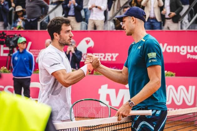 Millennium Estoril Open ATP, Tennis Herren 250 tennis tournament 2024 in Estoril - 07 Apr 2024 Hubert Hurkacz (R) greets Pedro Martinez (L) after winning the match between Pedro Martinez from Spain and Hubert Hurkacz from Poland for the Final of the Millennium Estoril Open ATP 250 tennis tournament 2024 at Clube de Tenis do Estoril. (Final Score: Pedro Martinez (3 - 6 : 4 - 6) (0 - 2) Hubert Hurkacz) Estoril Portugal Copyright: xHenriquexCasinhasx xSOPAxImagesx HCASINHAS_07042024_ESTORILOPEN_033