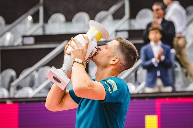Bilder des Jahres 2024, Sport 04 April Sport Themen der Woche KW14 Sport Bilder des Tages Millennium Estoril Open ATP, Tennis Herren 250 tennis tournament 2024 in Estoril - 07 Apr 2024 Hubert Hurkacz from Poland with Millennium Estoril Open first place trophy at the end of the match between Pedro Martinez from Spain and Hubert Hurkacz from Poland for the Final of the Millennium Estoril Open ATP 250 tennis tournament 2024 at Clube de Tenis do Estoril. (Final Score: Pedro Martinez (3 - 6 : 4 - 6) (0 - 2) Hubert Hurkacz) Estoril Portugal Copyright: xHenriquexCasinhasx xSOPAxImagesx HCASINHAS_07042024_ESTORILOPEN_040