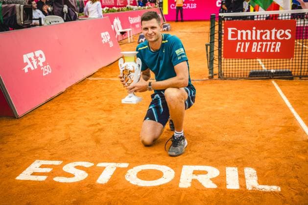 Millennium Estoril Open ATP, Tennis Herren 250 tennis tournament 2024 in Estoril - 07 Apr 2024 Hubert Hurkacz from Poland with Millennium Estoril Open first place trophy at the end of the match between Pedro Martinez from Spain and Hubert Hurkacz from Poland for the Final of the Millennium Estoril Open ATP 250 tennis tournament 2024 at Clube de Tenis do Estoril. (Final Score: Pedro Martinez (3 - 6 : 4 - 6) (0 - 2) Hubert Hurkacz) Estoril Portugal Copyright: xHenriquexCasinhasx xSOPAxImagesx HCASINHAS_07042024_ESTORILOPEN_044