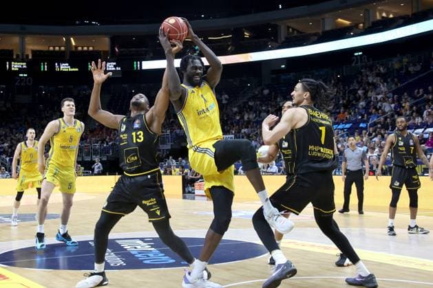 Sport Themen der Woche KW14 Sport Bilder des Tages DEU, easyCredit BBL, ALBA vs. Ludwigsburg, 07.04.2024, Uber-Arena, Berlin, DEU, easyCredit BBL, ALBA vs. Ludwigsburg, im Bild Khalifa Koumadje (ALBA Berlin 21), Yorman Polas Bartolo (Ludwigsburg 13), Jonathan Baehre (Ludwigsburg 1) Foto: Juergen Engler nordphoto GmbH *** DEU, easyCredit BBL, ALBA vs Ludwigsburg, 07 04 2024, Uber Arena, Berlin, DEU, easyCredit BBL, ALBA vs Ludwigsburg, in the picture Khalifa Koumadje ALBA Berlin 21 , Yorman Polas Bartolo Ludwigsburg 13 , Jonathan Baehre Ludwigsburg 1 Photo Juergen Engler nordphoto GmbH nordphotoxGmbHx xEngler nph00076