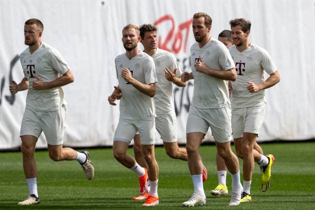 Eric Dier 15 FC Bayern Muenchen , Konrad Laimer 27 FC Bayern Muenchen , Thomas Mueller 25 FC Bayern Muenchen , Harry Kane 9 FC Bayern Muenchen , Leon Goretzka 8 FC Bayern Muenchen warming up, final training before the UEFA Champions League match against FC Arsenal, 2023 2024 season at Saebener Strasse 08 04 2024 DFB regulations prohibit any use of photographs as image sequences and or quasi video Muenchen Bayern Germany Copyright: xkolbert-press UlrichxGamelx