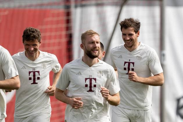 Thomas Mueller 25 FC Bayern Muenchen , Konrad Laimer 27 FC Bayern Muenchen , Leon Goretzka 8 FC Bayern Muenchen warming up, final training before the UEFA Champions League match against FC Arsenal, season 2023 2024 at Saebener Strasse 08 04 2024 DFB regulations prohibit any use of photographs as image sequences and or quasi video Muenchen Bayern Germany Copyright: xkolbert-press UlrichxGamelx