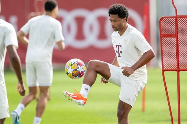 Serge Gnabry 7 FC Bayern Muenchen , final training before the UEFA Champions League match against FC Arsenal, season 2023 2024 at Saebener Strasse 08 04 2024 DFB regulations prohibit any use of photographs as image sequences and or quasi video Muenchen Bayern Germany Copyright: xkolbert-press UlrichxGamelx