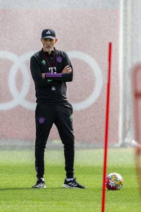 Head coach Thomas Tuchel FC Bayern Muenchen stands in the rain, sprinklers, final training before the UEFA Champions League match against FC Arsenal, 2023 2024 season at Saebener Strasse 08 04 2024 DFB regulations prohibit any use of photographs as image sequences and or quasi video Muenchen Bayern Germany Copyright: xkolbert-press UlrichxGamelx