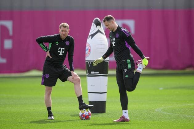 Soccer, Champions League, 20240408, Final training, FC Bayern Munich FC Arsenal In the picture goalkeeper coach of FC Bayern Munich Michael RECHNER and Manuel NEUER FC Bayern Munich, 1 stretching exercise Munich training ground Säbener Str 51 Bayern Germany Copyright: Passion2Press MarkusxFischerx