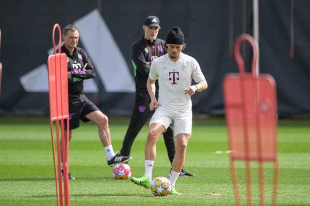 Soccer, Champions League, 20240408, final training, FC Bayern Munich FC Arsenal In the picture Leroy SANE FC Bayern Munich, 10 plays ball with cap Background Co-coach of FC Bayern Munich Arno MICHELS and coach of FC Bayern Munich Thomas TUCHEL Munich training ground Säbener Str 51 Bayern Germany Copyright: Passion2Press MarkusxFischerx