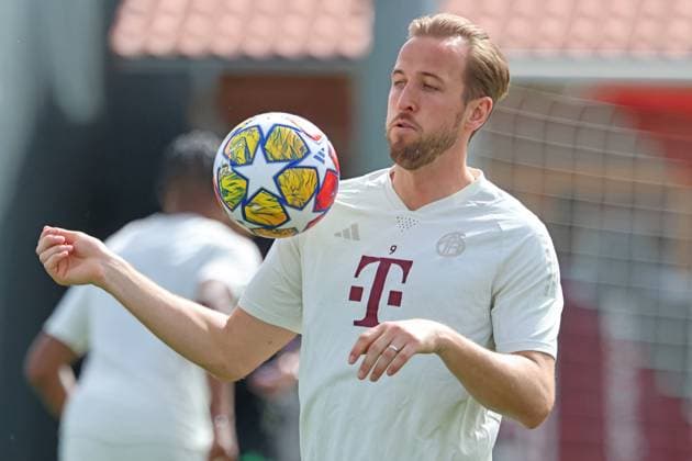 9 Harry Kane, on the ball, soccer final training of FC Bayern Munich before the UEFA Champions League match, in London against Arsenal FC 08 04 2024 training ground, Saebenerstr PHOTO Mladen Lackovic LakoPress