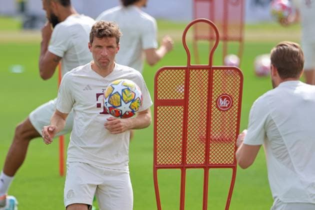 25 Thomas Mueller, on the ball Football final training of FC Bayern Muenchen before the UEFA Champions League match, in London against Arsenal FC 08 04 2024 Training ground, Saebenerstr PHOTO Mladen Lackovic LakoPress