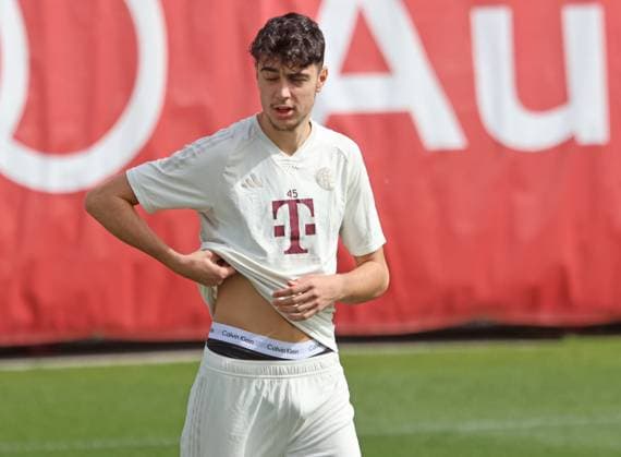 45 Aleksandar Pavlovic, Portraet, Portrait, Football final training of FC Bayern Muenchen before the UEFA Champions League match, in London against Arsenal FC 08 04 2024 Training ground, Saebenerstr PHOTO Mladen Lackovic LakoPress