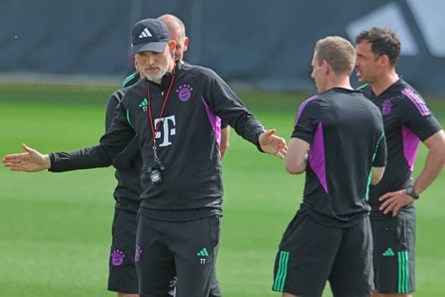 Coach Thomas Tuchel, gestures, gestures, his coaching team Football final training of FC Bayern Muenchen before the UEFA Champions League match, in London against Arsenal FC 08 04 2024 Training ground, Saebenerstr PHOTO Mladen Lackovic LakoPress