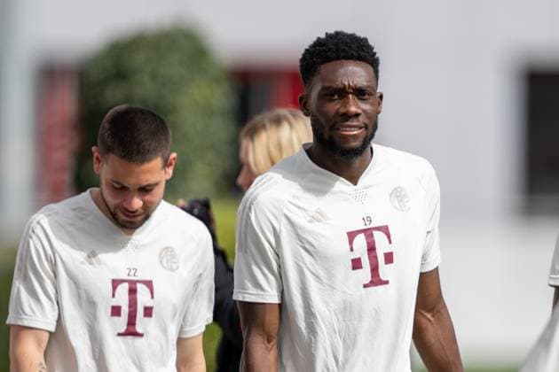 Raphael Guerreiro 22 FC Bayern Muenchen , Alphonso Davies 19 FC Bayern Muenchen , Final training before the UEFA Champions League match against FC Arsenal, season 2023 2024 at Saebener Strasse 08 04 2024 DFB regulations prohibit any use of photographs as image sequences and or quasi video Muenchen Bayern Germany Copyright: xkolbert-press UlrichxGamelx