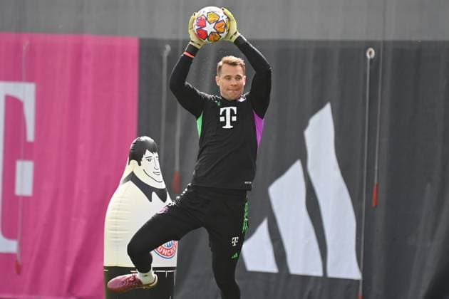 Manuel NEUER goalkeeper Bayern Muenchen , parries the ball, action, single image, cropped single motif, half figure, half figure final training before the Champions League quarterfinal FC Arsenal FC Bayern Muenchen on 08 04 2024 on the training ground at Saebener Strasse in Munich Â