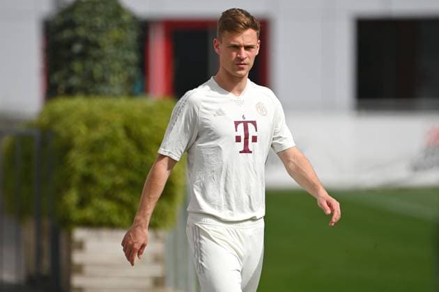 Joshua KIMMICH (Bayern Muenchen), Aktion,Einzelbild,angeschnittenes Einzelmotiv,Halbfigur,halbe Figur. Abschlusstraining vor dem Fussball Champions League Viertelfinale FC Arsenal - FC Bayern Muenchen am 08.04.2024 auf dem Trainingsgelaende an der Saebener Strasse in Muenchen. Â